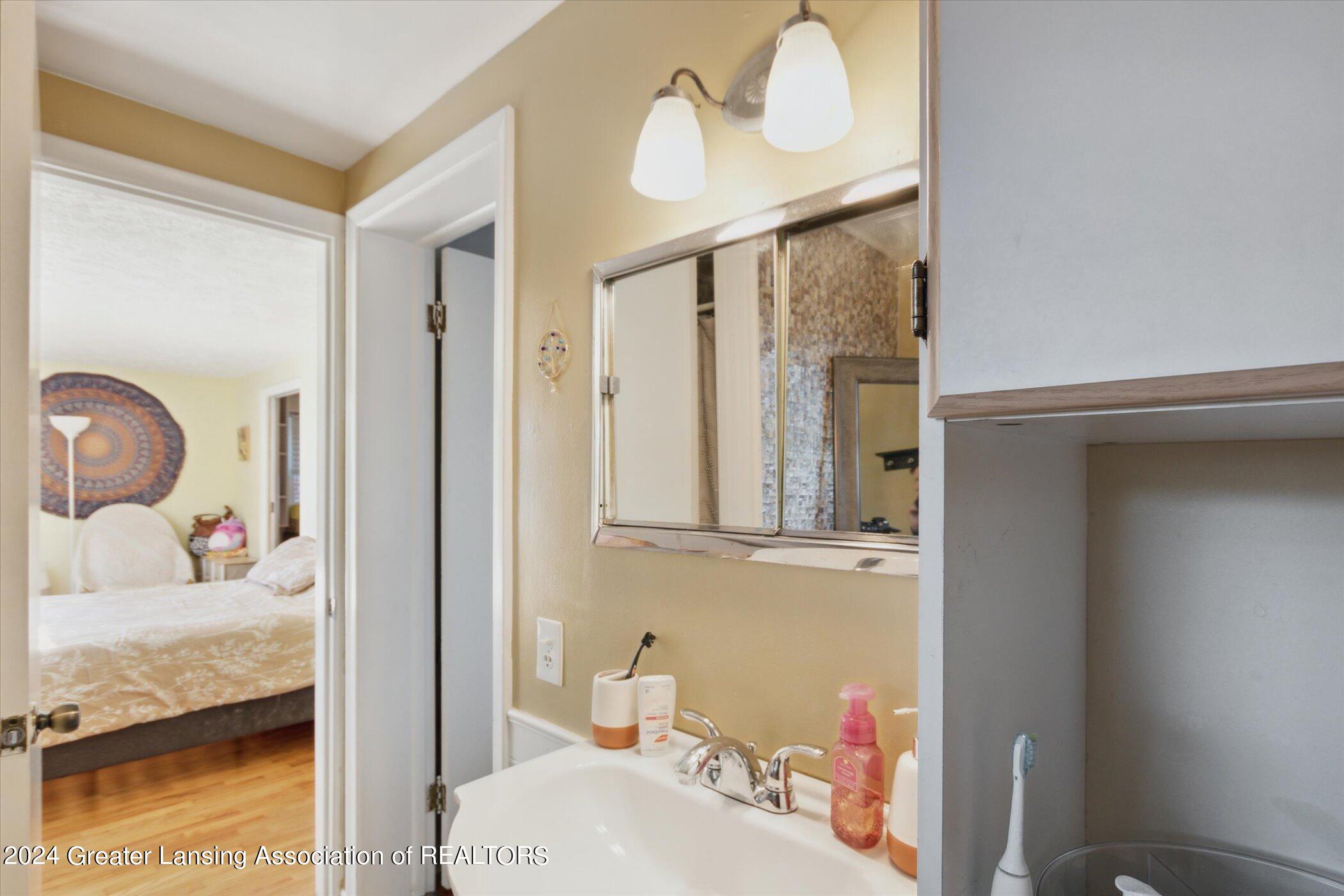 566 Riley Street Lansing, MI 48910 - Photo 22 of 36 25-566-Riley-St-Lansing-MI-48910-WindowS
