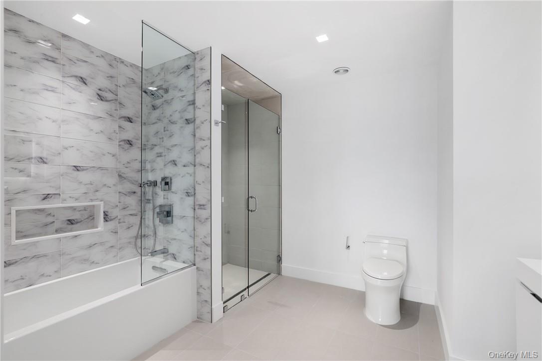 100 Pondfield Road, Unit 3A Bronxville, NY 10708 - Photo 8 of 22 Primary en-suite w/separate tub and shower
