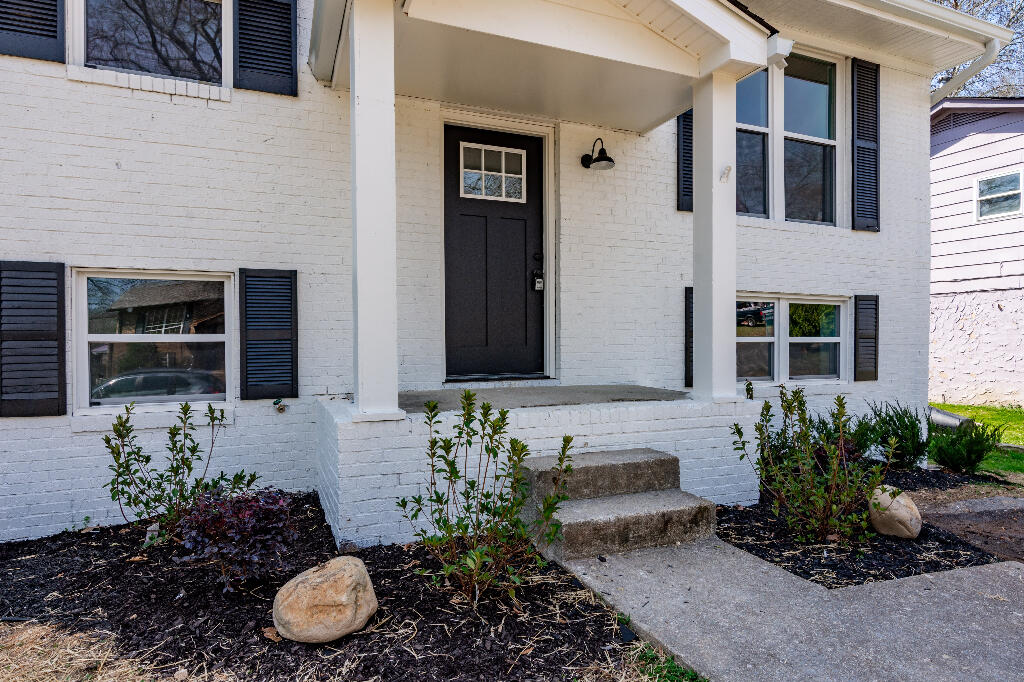 1422 Carousel Road Chattanooga, TN 37411 - Photo 2 of 41 01