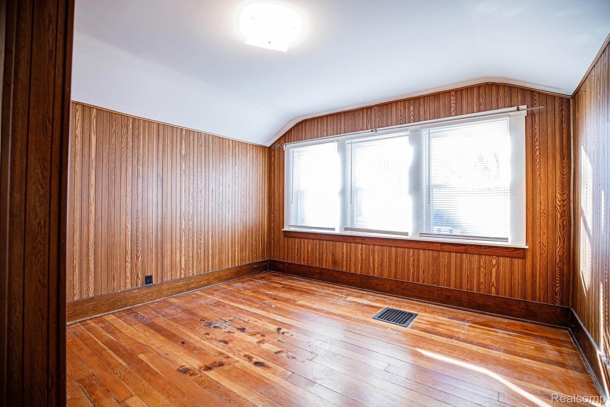 336 Stratford Road Ferndale, MI 48220 - Photo 20 of 29 463A9259.jpg