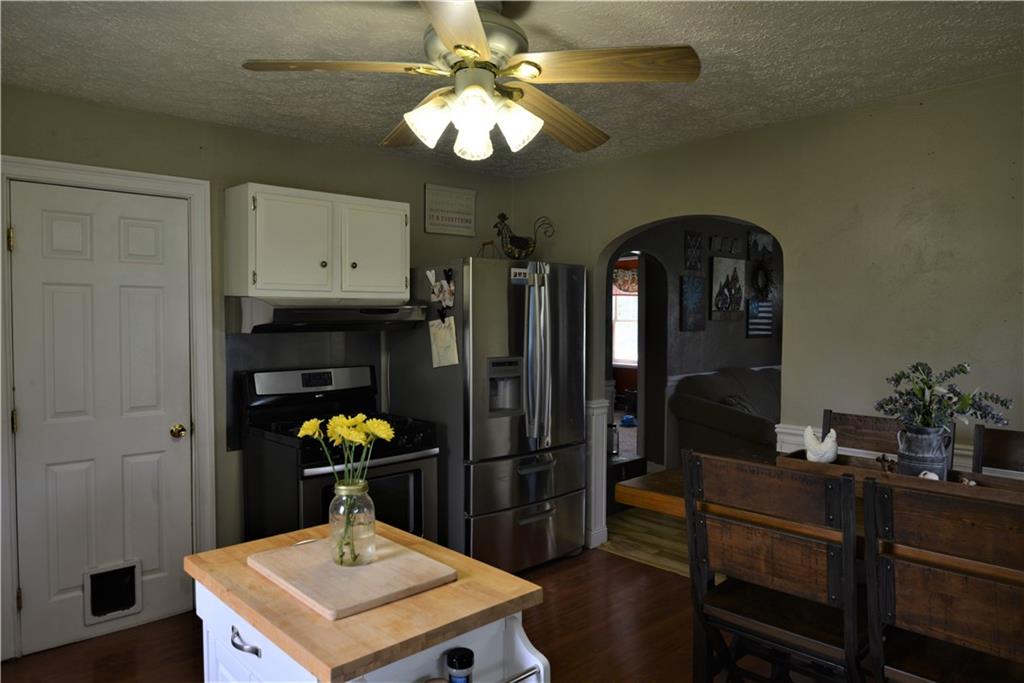 775 Claypoole Road Worthington, PA 16262 - Photo 6 of 18 a living room with furniture