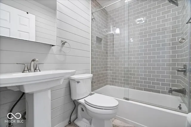 $379,900 | 10946 Geist Woods S Drive, Indianapolis, IN 46256