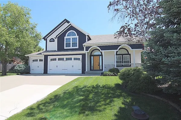 $529,900 | 1300 Aberdeen Circle, Raymore, MO 64083