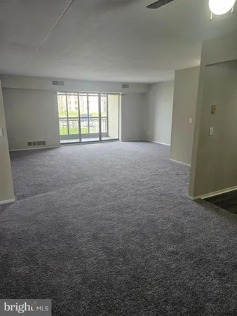 a view of room with an empty room