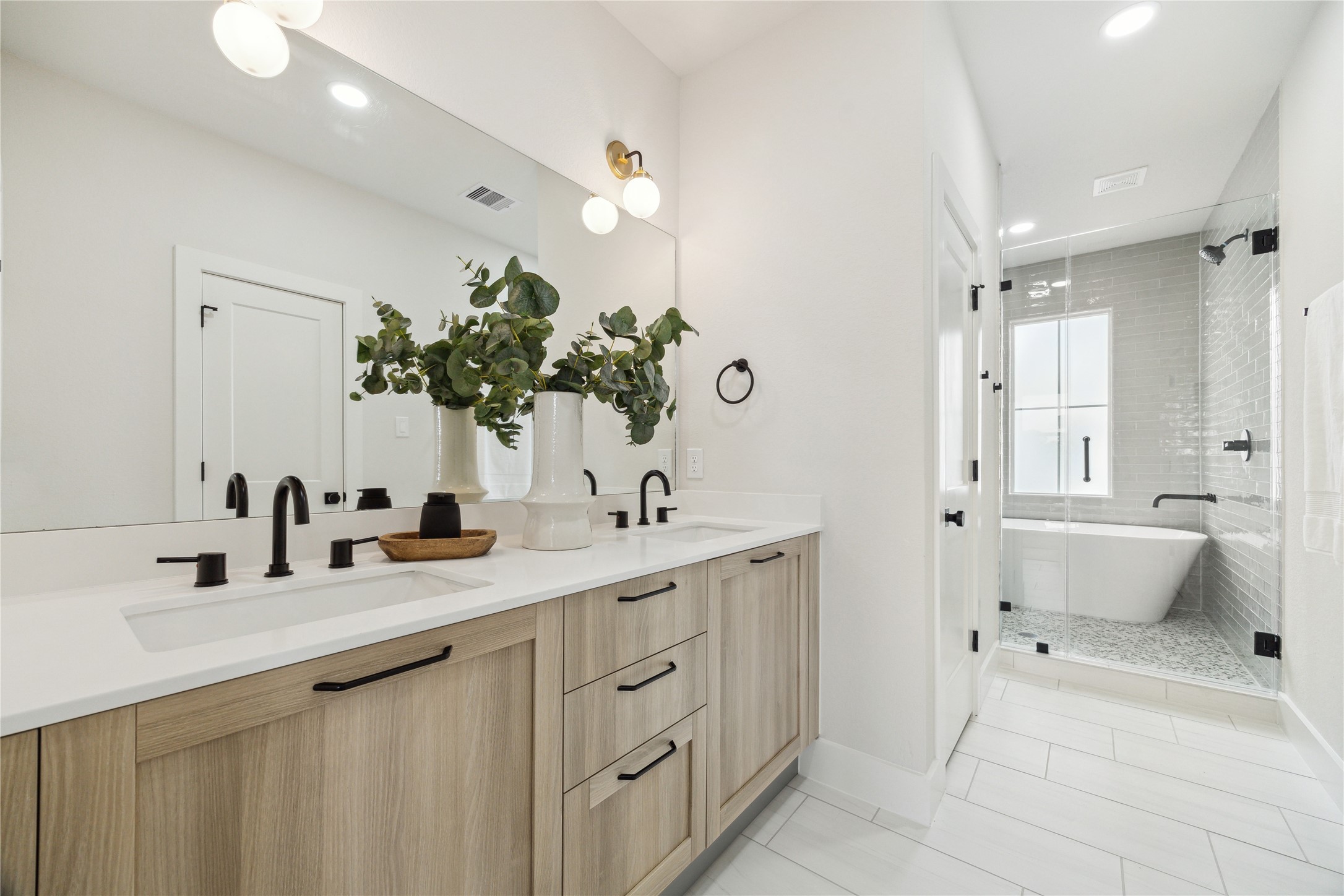 3911 Tulane Street, Unit B Houston, TX 77018 - Photo 17 of 37 Luxurious primary bathroom featuring a spacious double vanity, elegant fixtures, and a serene soaking tub for ultimate relaxation.