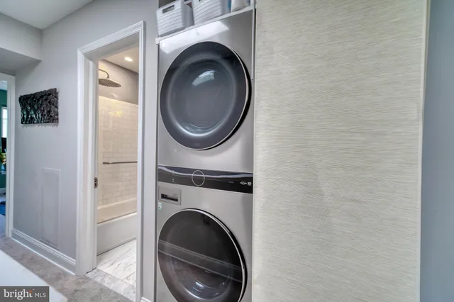 a close up view of a washer and dryer