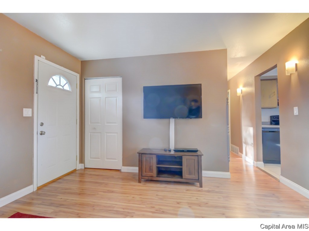 2521 Stokebridge Road Springfield, IL 62702 - Photo 3 of 36