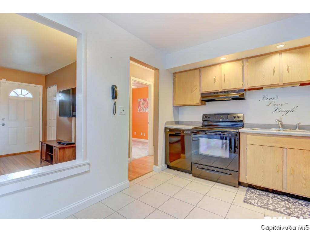 2521 Stokebridge Road Springfield, IL 62702 - Photo 9 of 36
