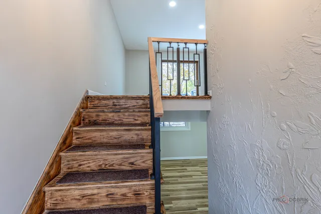 $485,000 | 1096 Beechwood Road, Buffalo Grove, IL 60089