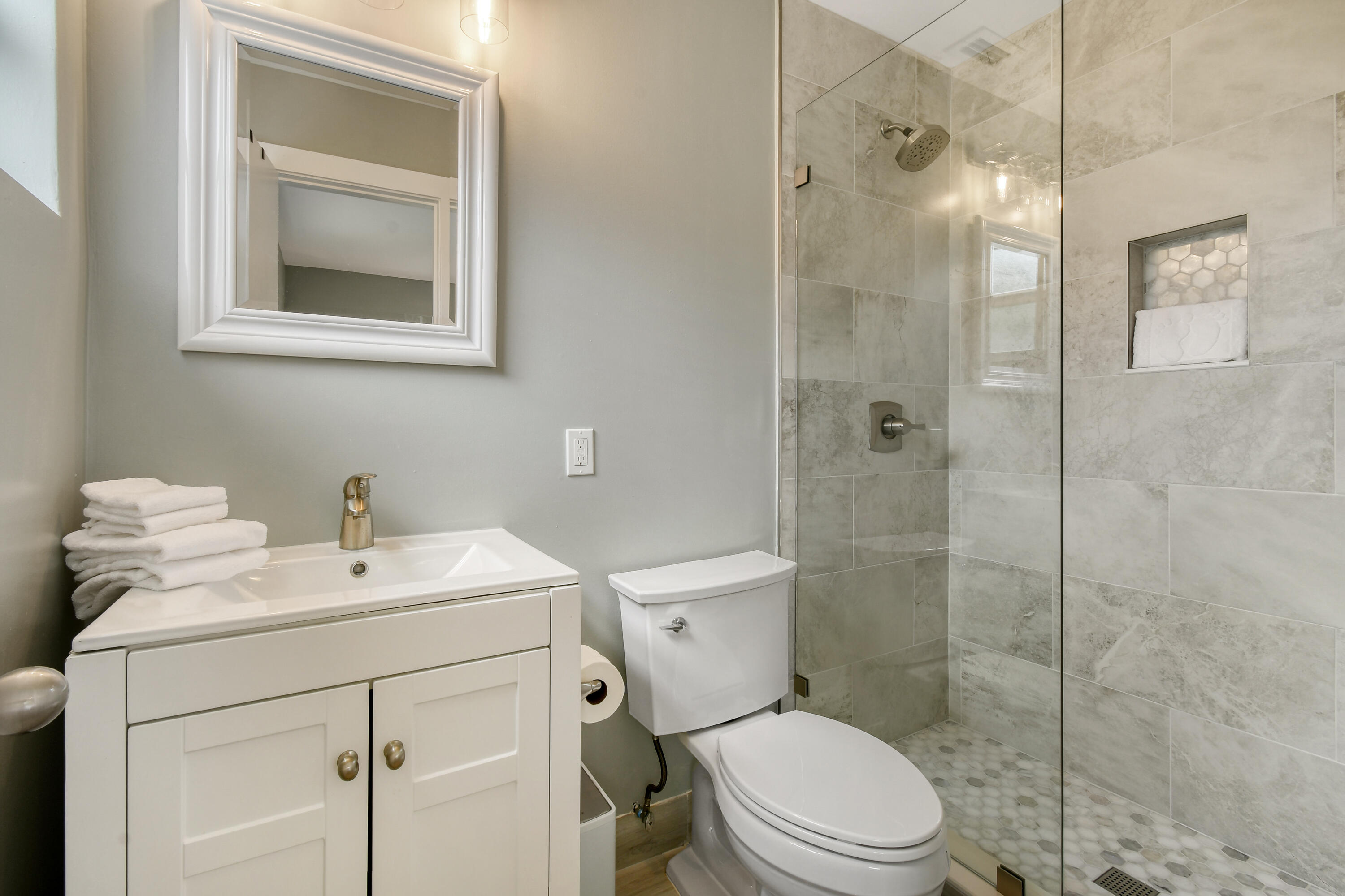 400 Tequesta Drive Tequesta, FL 33469 - Photo 21 of 38 Bedroom 2 Bathroom