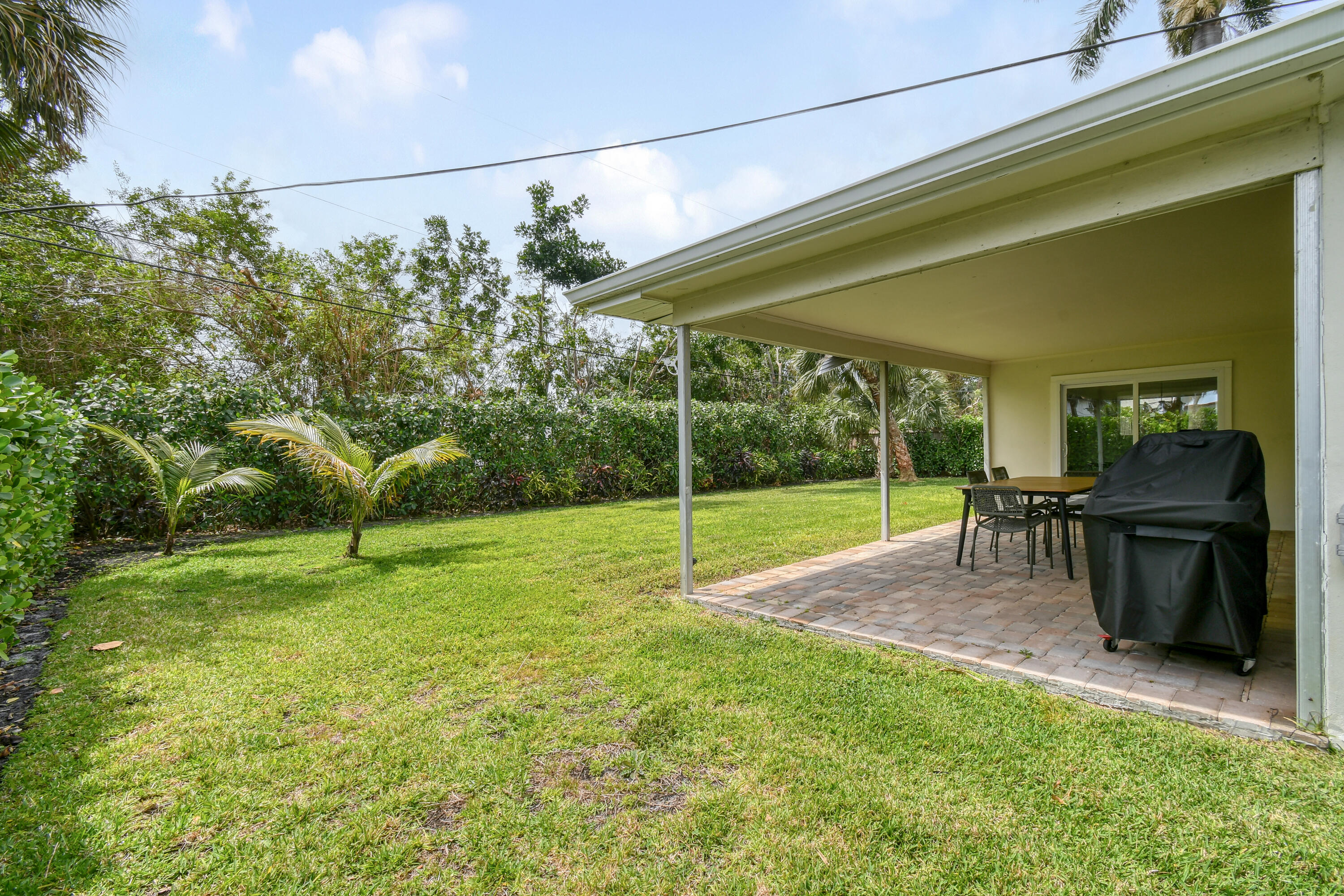 400 Tequesta Drive Tequesta, FL 33469 - Photo 37 of 38 Side yard to Patio
