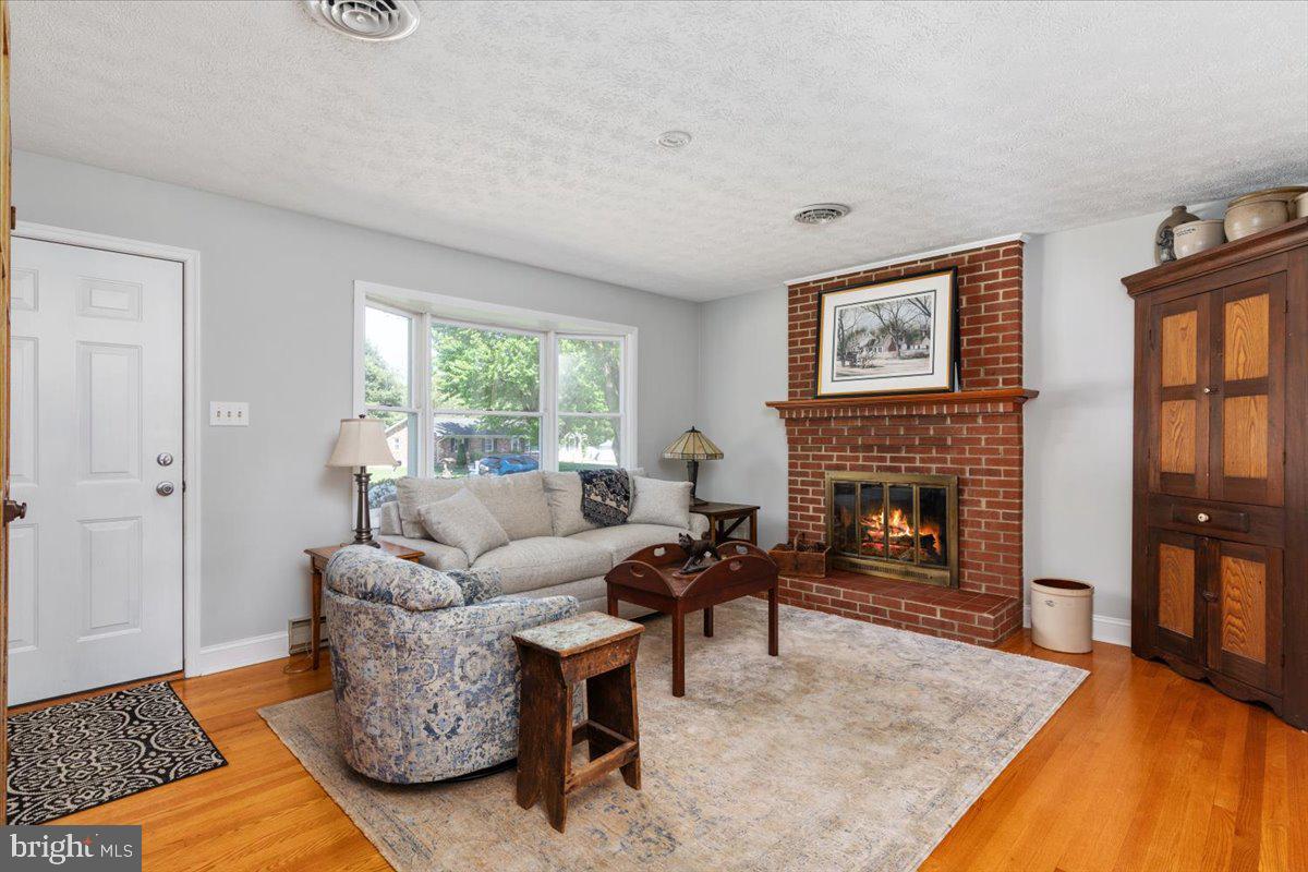 81 Molineau Road Edinburg, VA 22824 - Photo 3 of 35 Living Room