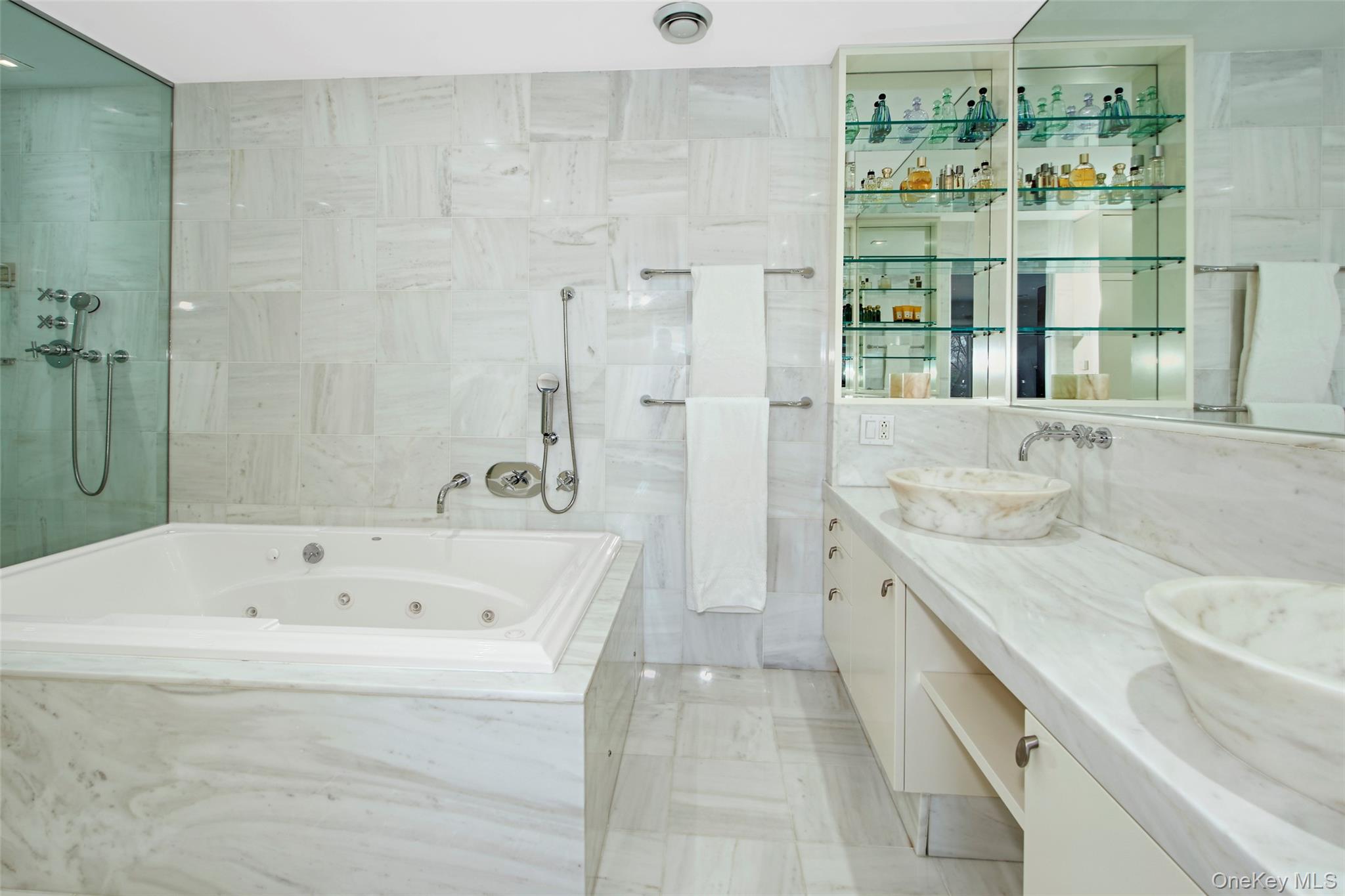 132 Ridgecrest Road Briarcliff Manor, NY 10510 - Photo 36 of 50 a bathroom with a tub sink and mirror