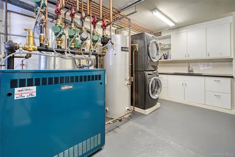 a view of a storage & utility room with washer and dryer