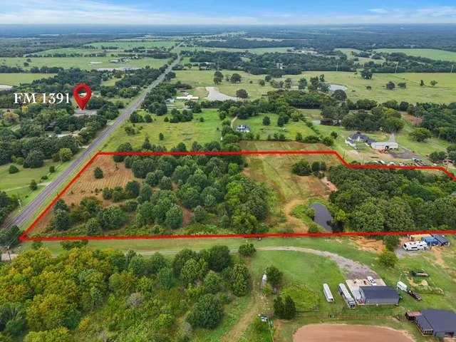 a view of yard with green space