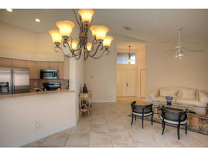 556 Bridgeton Road Weston, FL 33326 - Photo 7 of 26 Kitchen