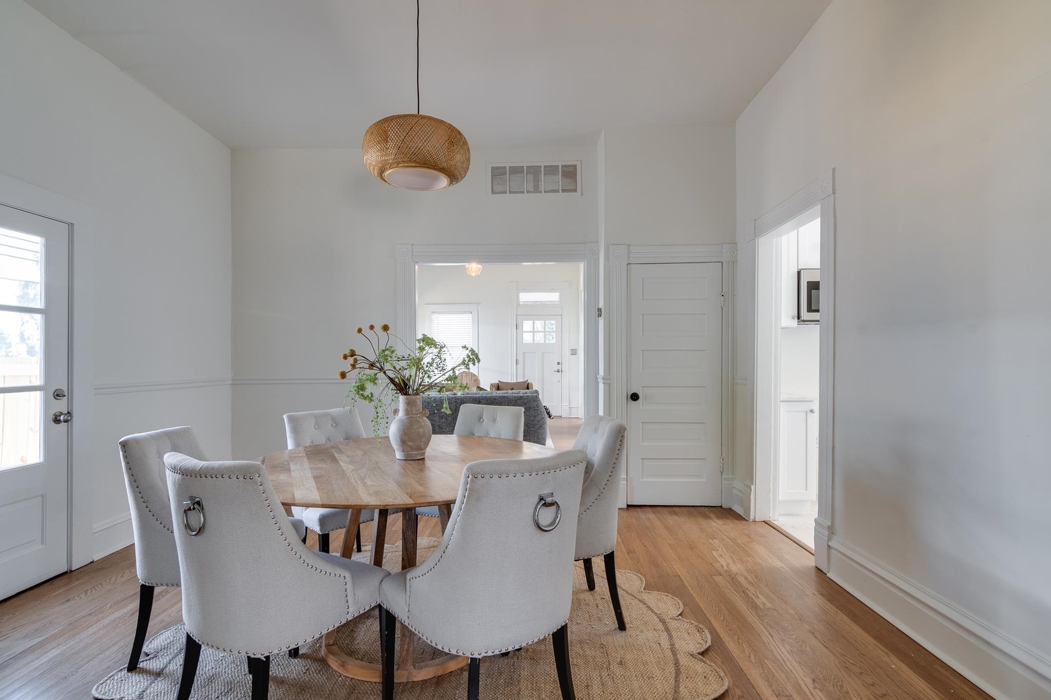 513 South Cox Street Memphis, TN 38104 - Photo 14 of 39 a dining room with furniture and window