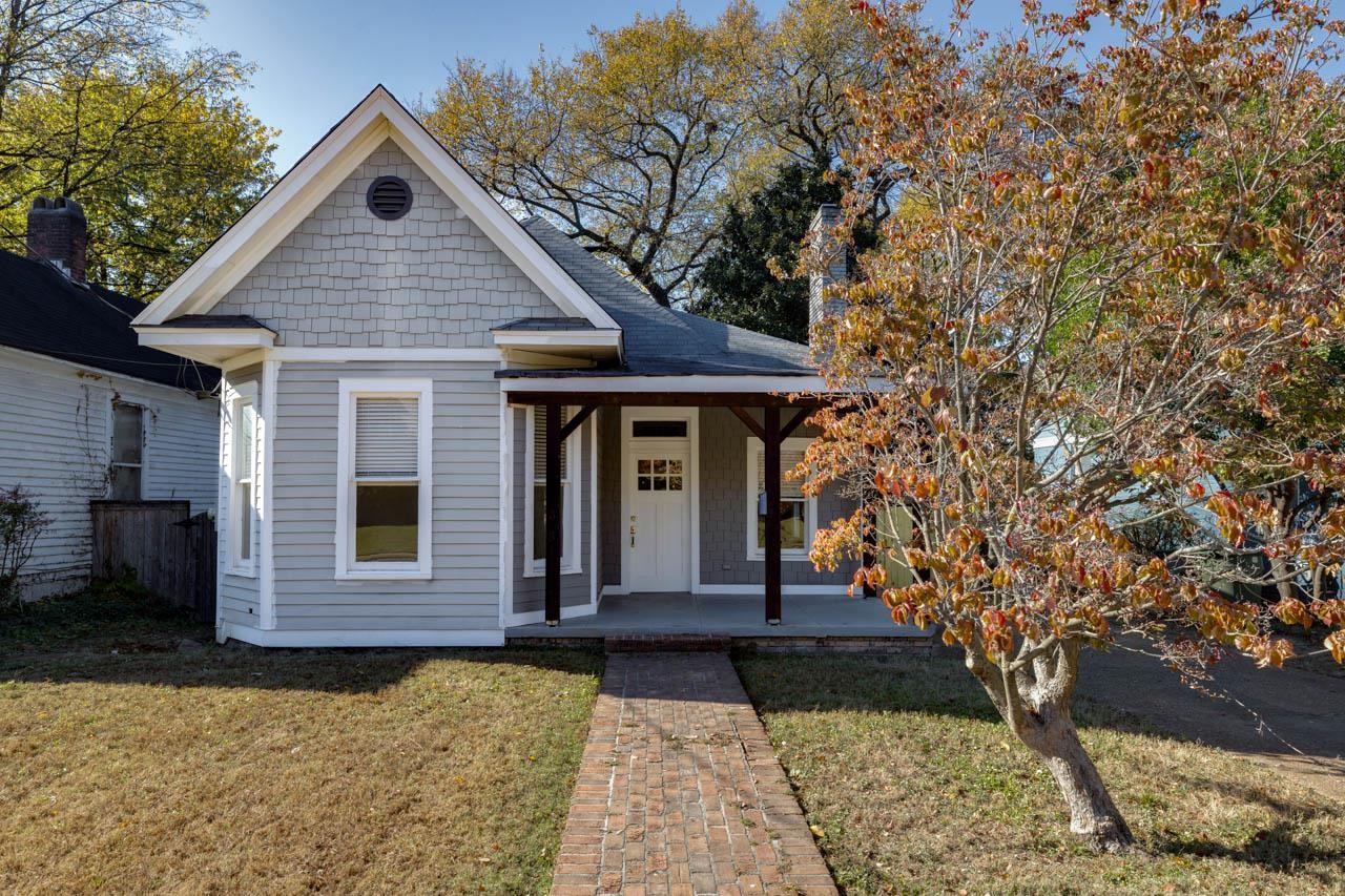513 South Cox Street Memphis, TN 38104 - Photo 2 of 39 a front view of a house with a yard