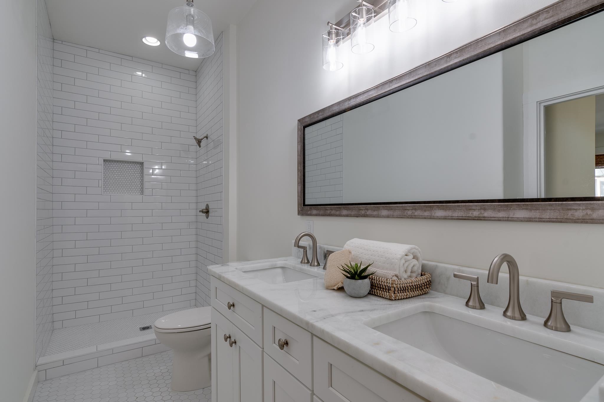 513 South Cox Street Memphis, TN 38104 - Photo 28 of 39 a bathroom with a toilet sink and mirror