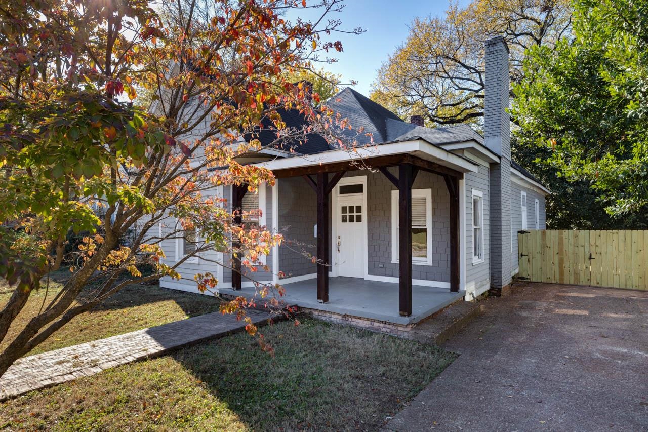 513 South Cox Street Memphis, TN 38104 - Photo 3 of 39 a view of a small house with a yard