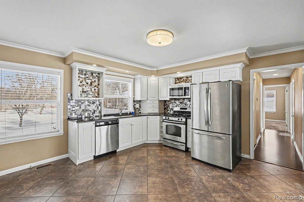835 East Square Lake Road Troy, MI 48085 - Photo 9 of 32 Gallery Image 9