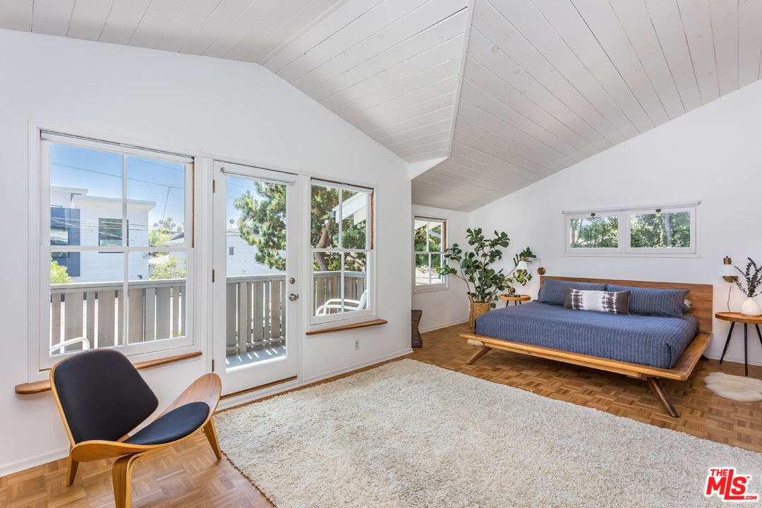 754 Marco Place Venice, CA 90291 - Photo 13 of 39 a living room with furniture and a potted plant