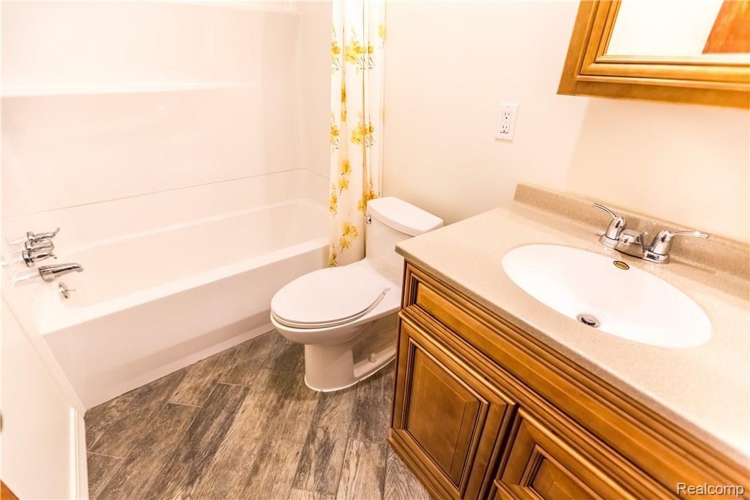 464 Henry Ruff Road Garden City, MI 48135 - Photo 8 of 26 Gorgeous, remodeled from top to bottom- Main Bath