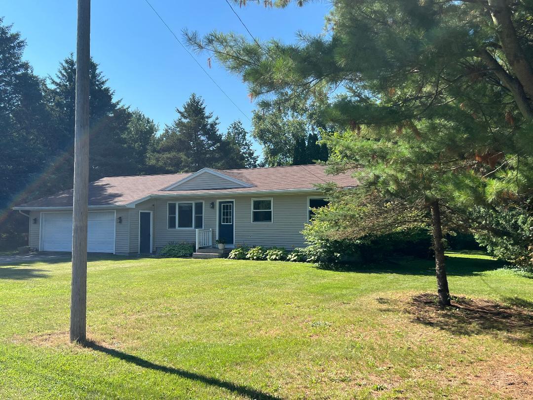 126 Johnson Street Edmore, MI 48829 - Photo 2 of 33 johnson 1