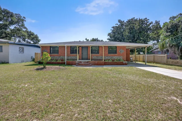 a view of a house with a yard