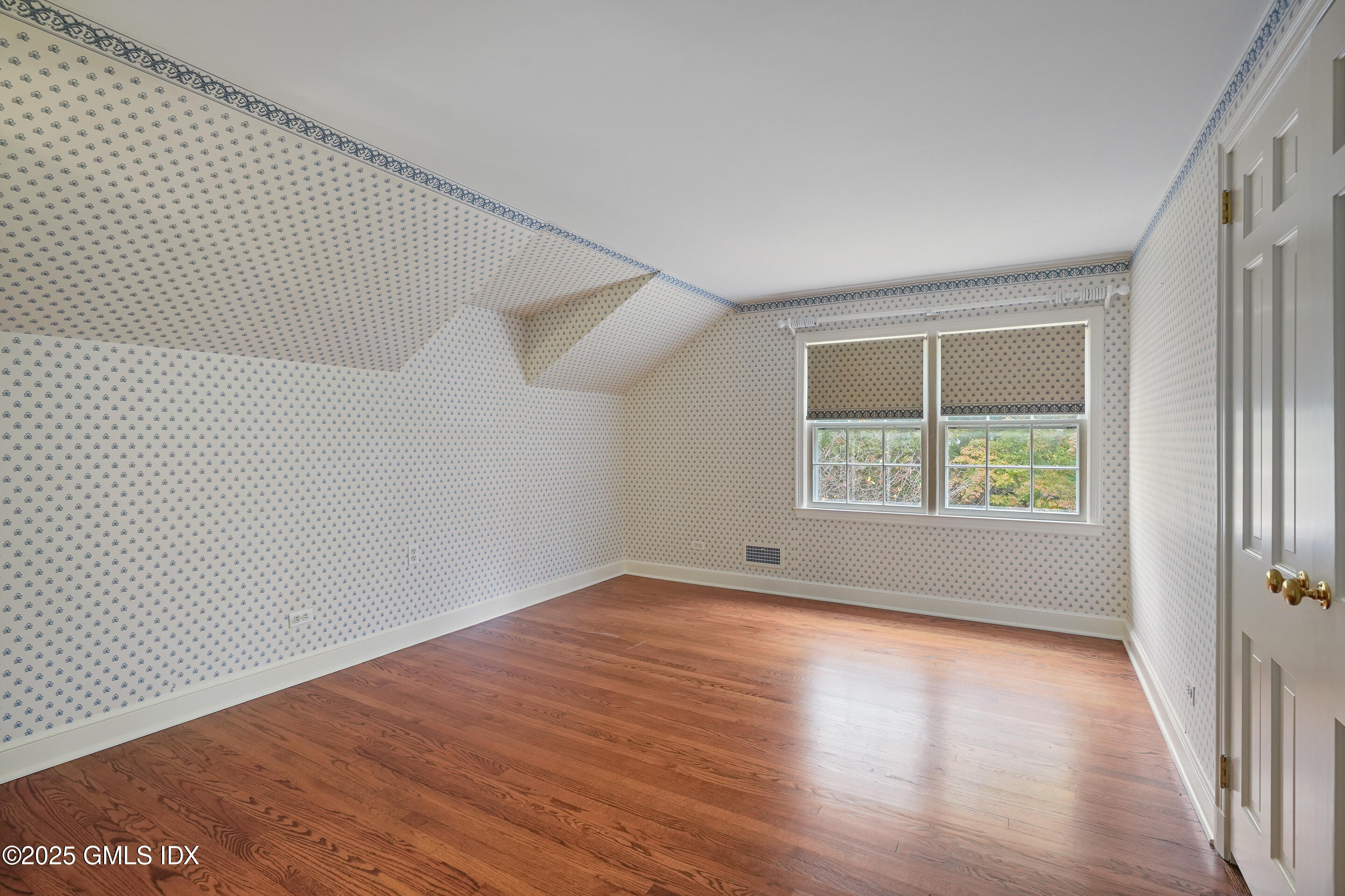 583 Lake Avenue Greenwich, CT 06830 - Photo 26 of 42 En-suite Bedroom