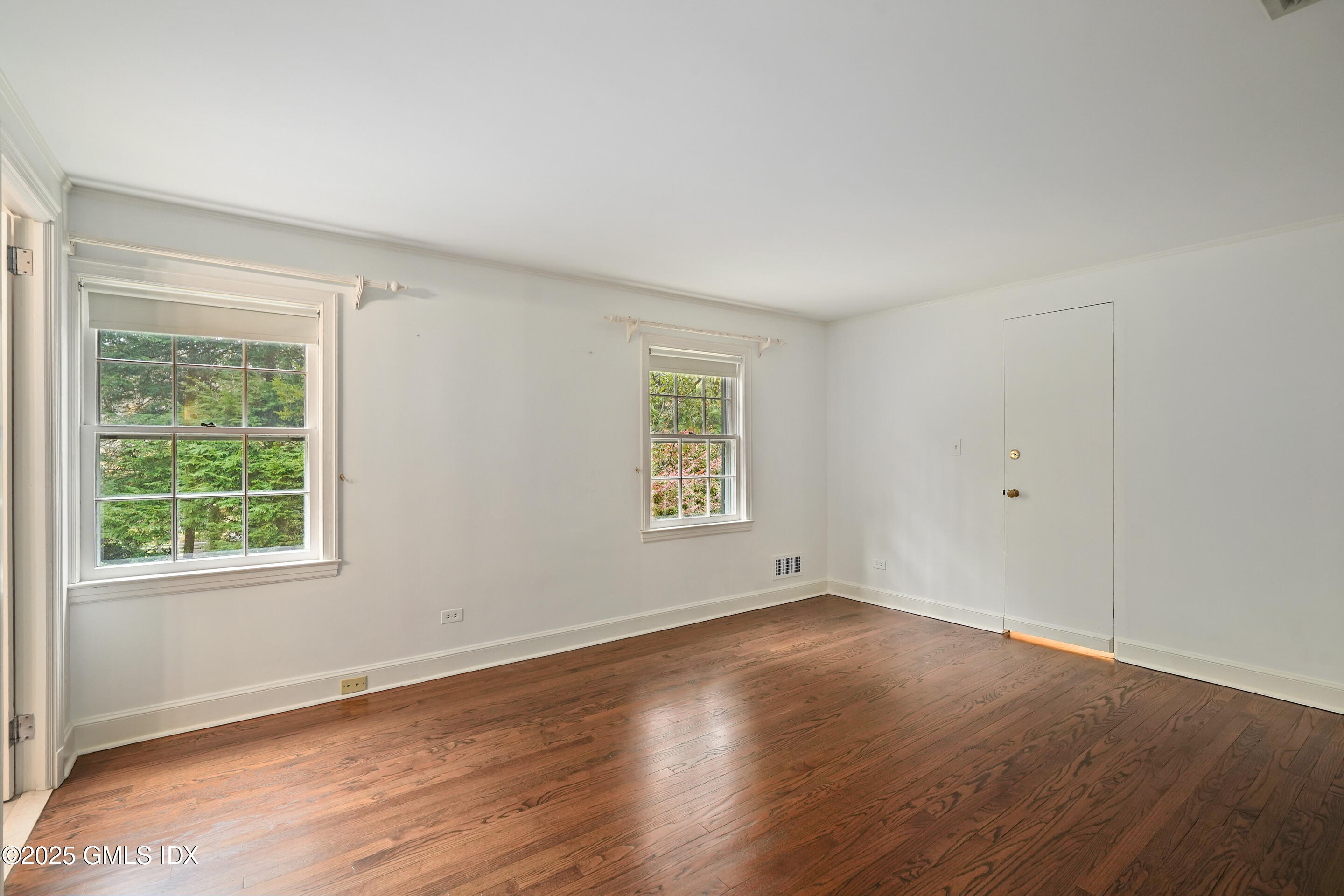 583 Lake Avenue Greenwich, CT 06830 - Photo 27 of 42 En-suite Bedroom