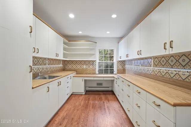 $5,495,000 | 583 Lake Avenue, Greenwich, CT 06830