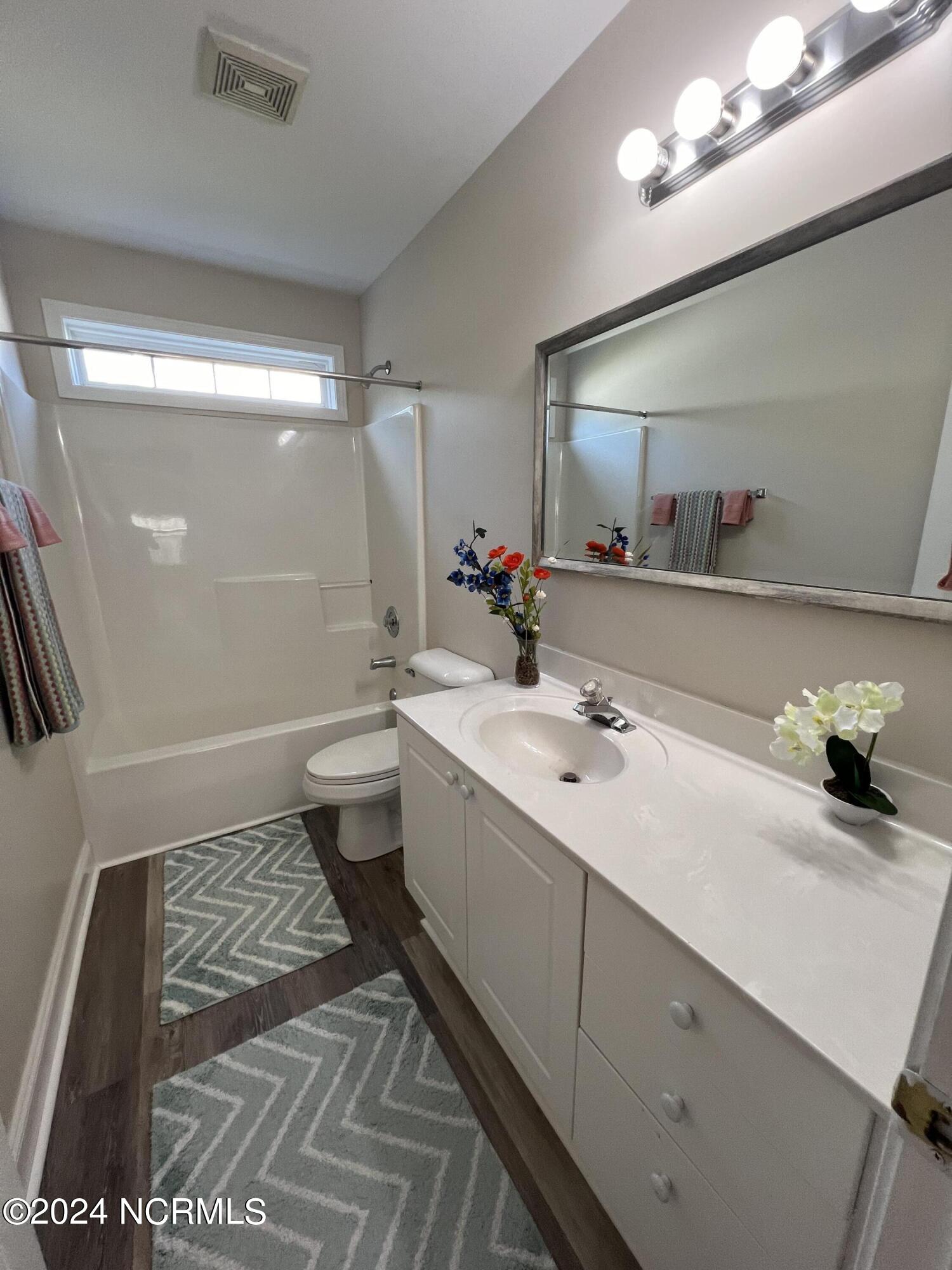 5005 Long Pointe Road Wilmington, NC 28409 - Photo 19 of 29 Guest/Hall Bath