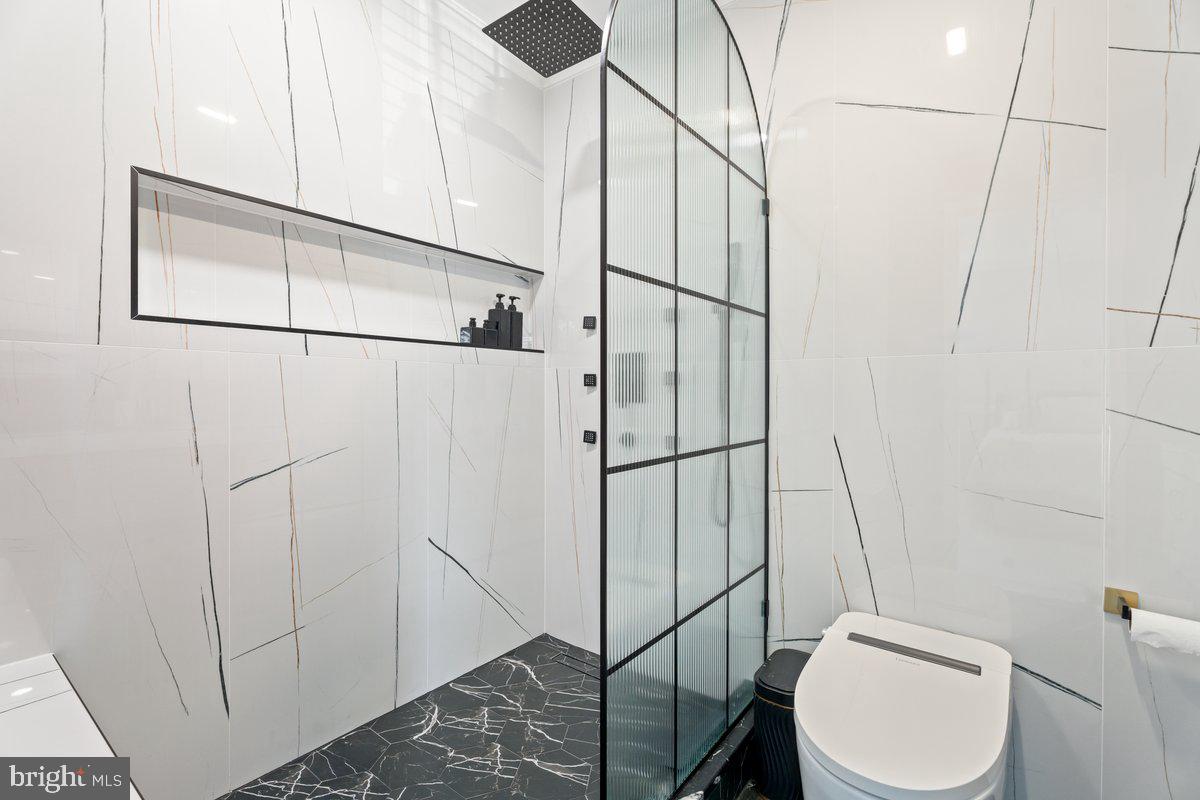 13534 King Charles Drive Chantilly, VA 20151 - Photo 16 of 28 a bathroom with a toilet and a shower