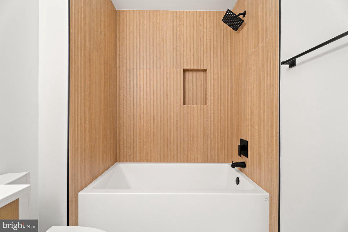 13534 King Charles Drive Chantilly, VA 20151 - Photo 19 of 28 a bathroom with a bathtub