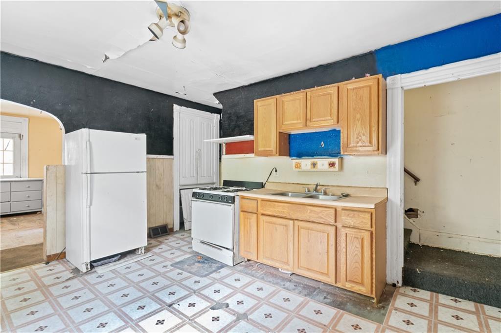 937 10th Street Donora, PA 15033 - Photo 3 of 17 Kitchen of Unit A