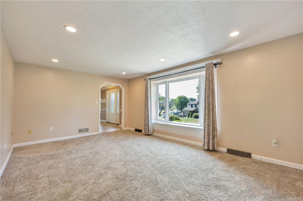 5015 Julia Lane McKees Rocks, PA 15136 - Photo 18 of 45 an empty room with windows