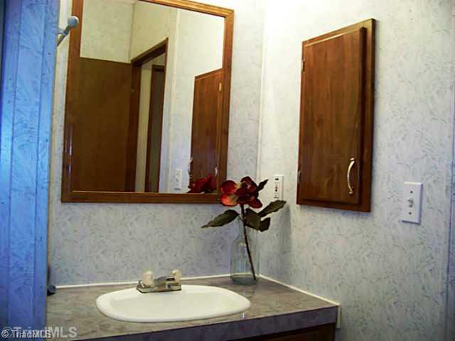 424 Allen Road Mocksville, NC 27028 - Photo 13 of 16 Bath.