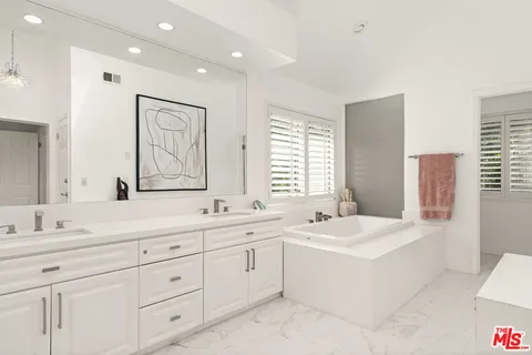 $2,095,000 | 24762 Vía Pradera, Calabasas, CA 91302