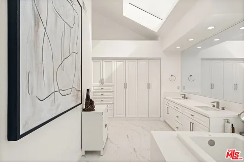 $2,095,000 | 24762 Vía Pradera, Calabasas, CA 91302