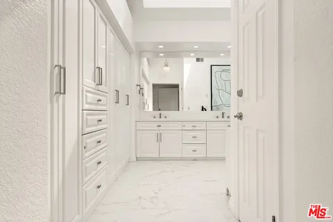 $2,095,000 | 24762 Vía Pradera, Calabasas, CA 91302