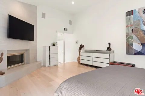 $2,095,000 | 24762 Vía Pradera, Calabasas, CA 91302