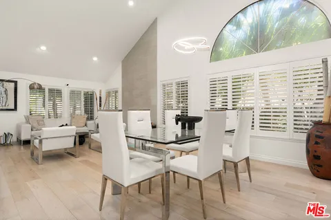 $2,095,000 | 24762 Vía Pradera, Calabasas, CA 91302