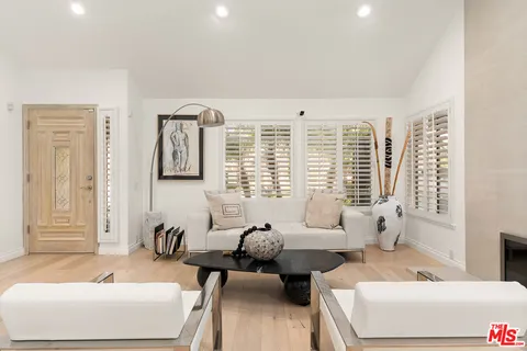 $2,095,000 | 24762 Vía Pradera, Calabasas, CA 91302