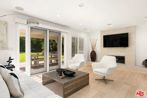 $2,095,000 | 24762 Vía Pradera, Calabasas, CA 91302