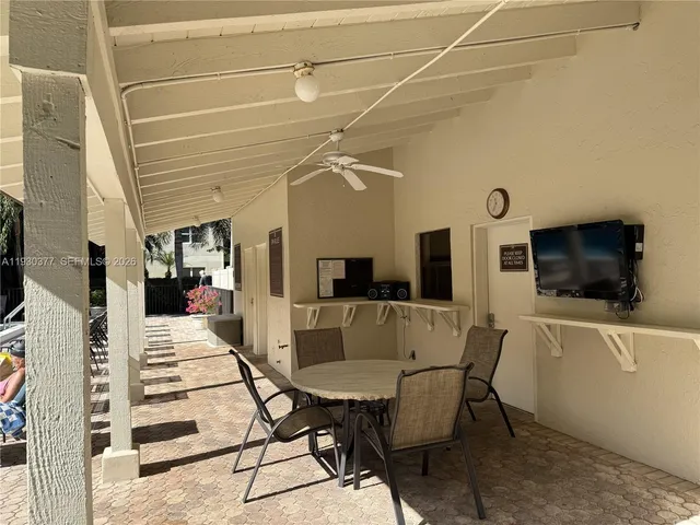 a view of a house with backyard and garden