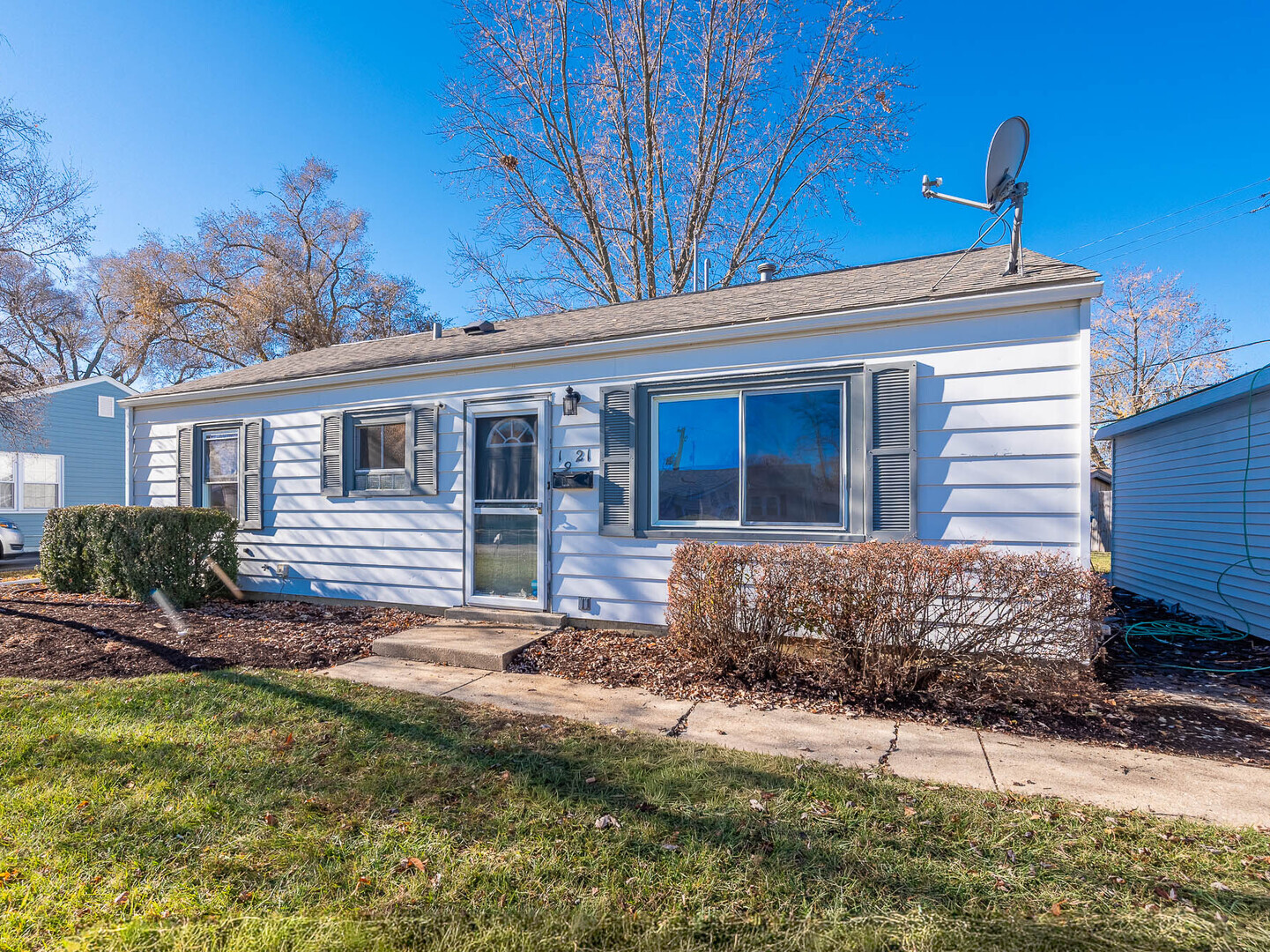 1621 Inner Cir Drive Crest Hill, IL 60403 - Photo 1 of 12 a front view of a house with garden