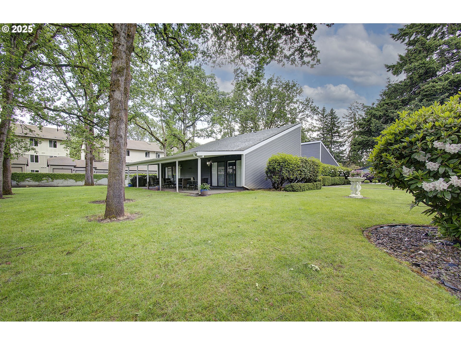 5404 Northeast 121st Avenue, Unit 98 Vancouver, WA 98682 - Photo 28 of 28 a front view of a house with garden