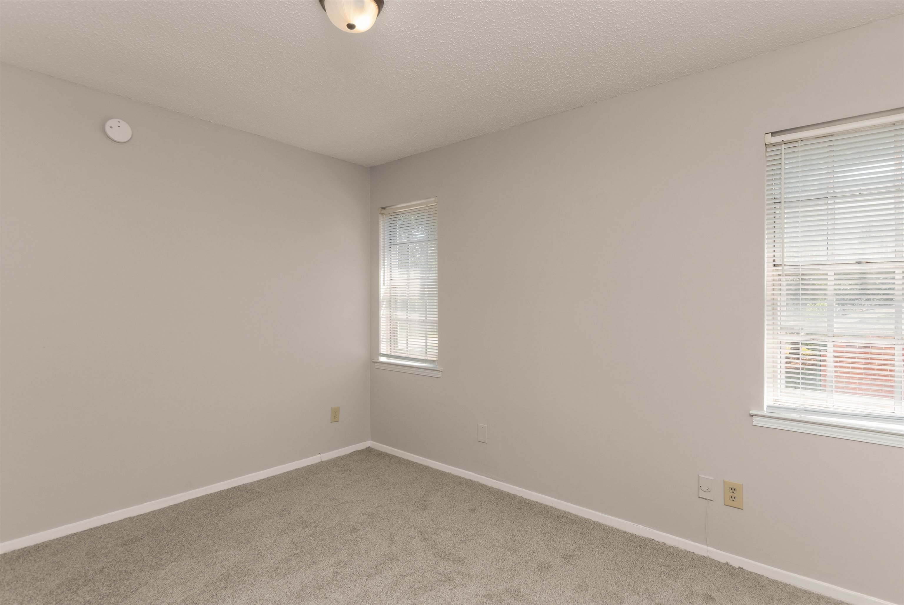 5573 Pleasant View Road, Unit 35 Memphis, TN 38134 - Photo 14 of 25 an empty room with windows