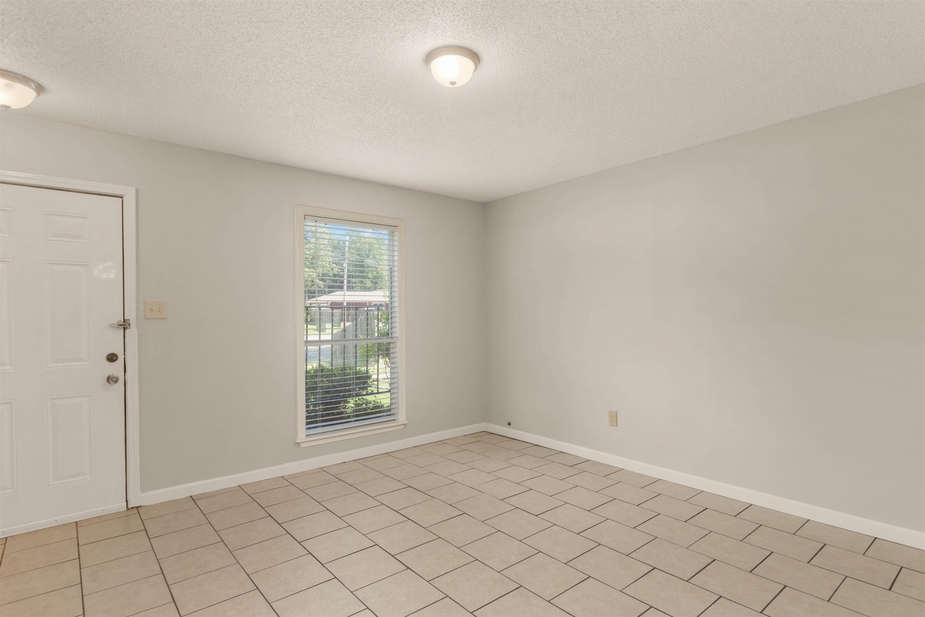5573 Pleasant View Road, Unit 35 Memphis, TN 38134 - Photo 9 of 25 a view of an empty room and window